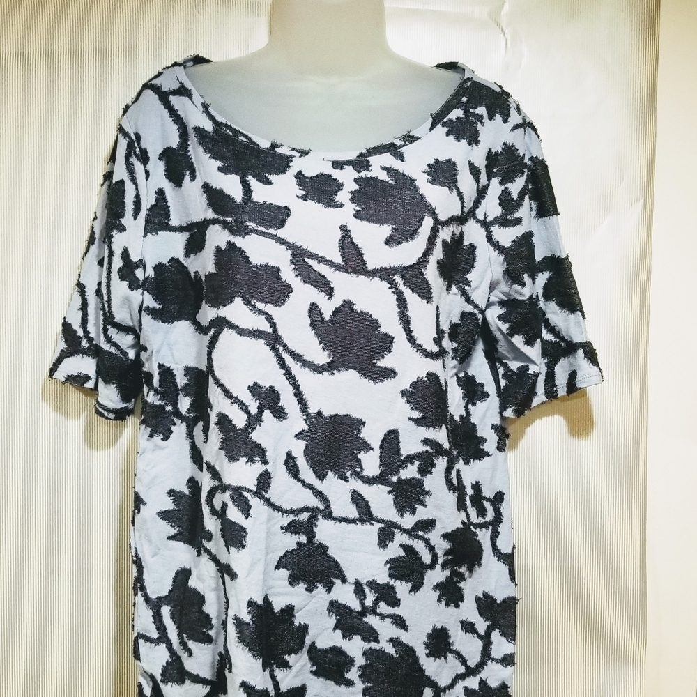 💙 TOP: 💙Floral Print Navy LOFT Short Sleeve Top